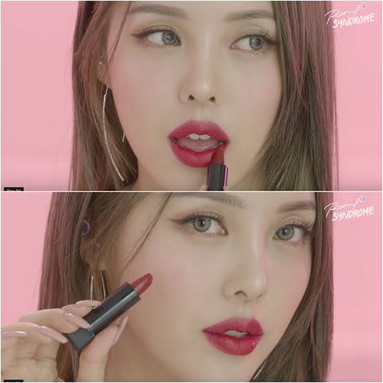 Shiseido Modern Matte Powder Lipstick #516 Exotic Red 2.5 g. เนื้อแมตต์ไม่มันวาว ไม่ทำให้ริมฝีปากแห้งแตก ผสานส่วนผสมของน้ำมัน และแว็กซ์คุณภาพช่วยคงความชุ่มชื้นให้ริมฝีปากสวยเนียนนุ่ม ได้รับการทดสอบการแพ้ว่าปลอดภัยแม้แต่ผิวบอบบางแพ้ง่าย  สีสุดฮิตที่ใครทาก็สวย!!
